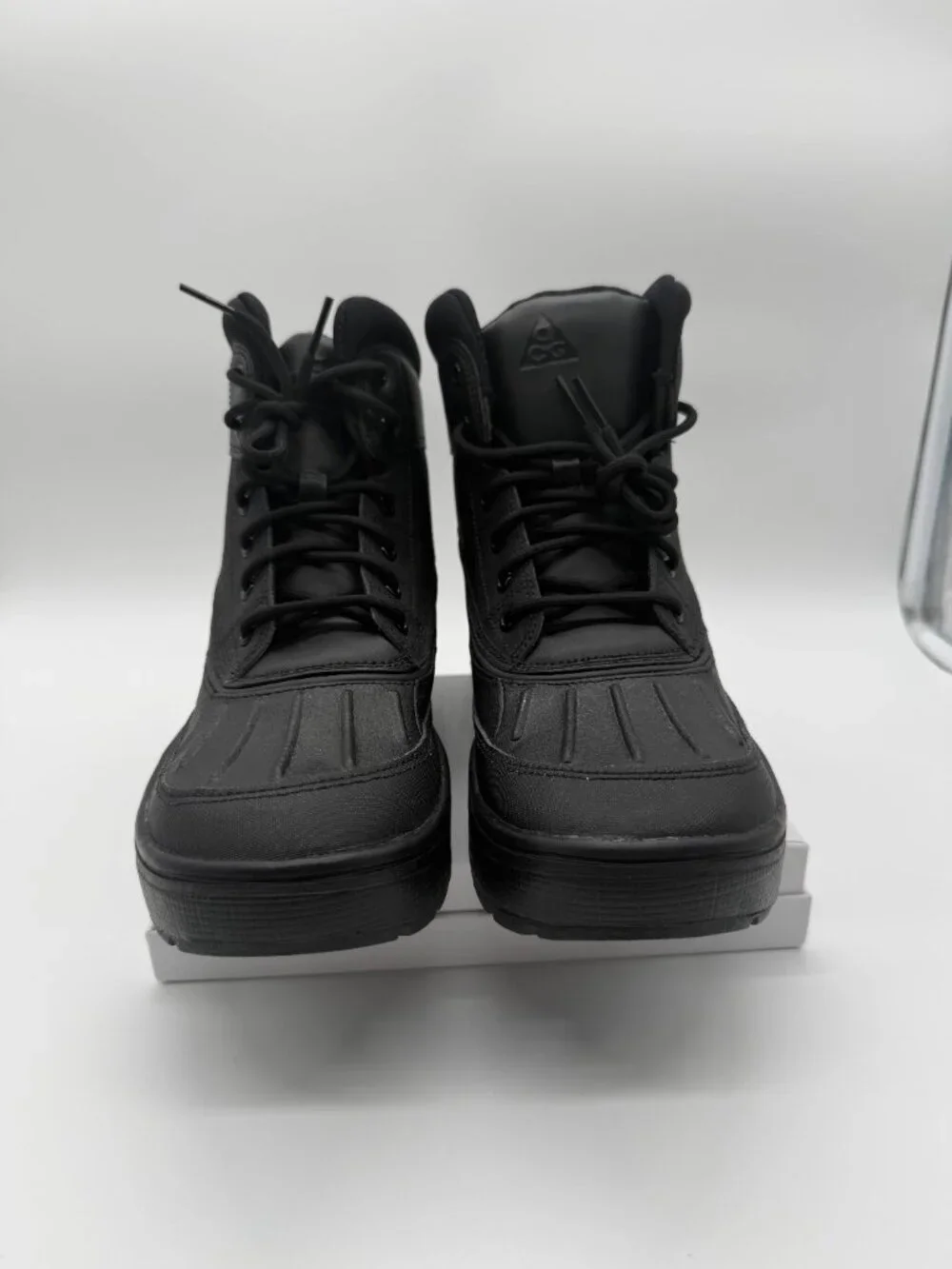 NIKE ACG Woodside 2 High GS Triple Black Boot Youth's Size 7Y Black